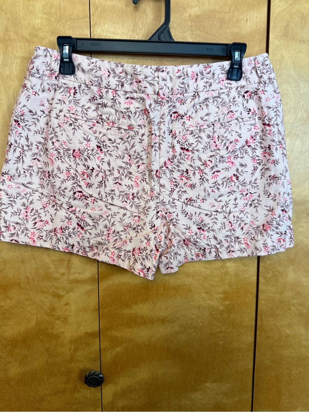 LOFT Ann Taylor floral print women's shorts in a pink color size 6 - Picture 2 of 8